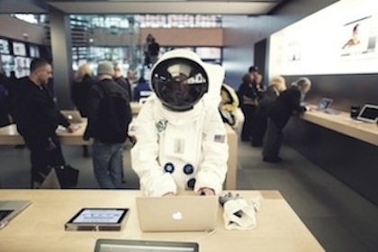 Астронавт в Apple Store
