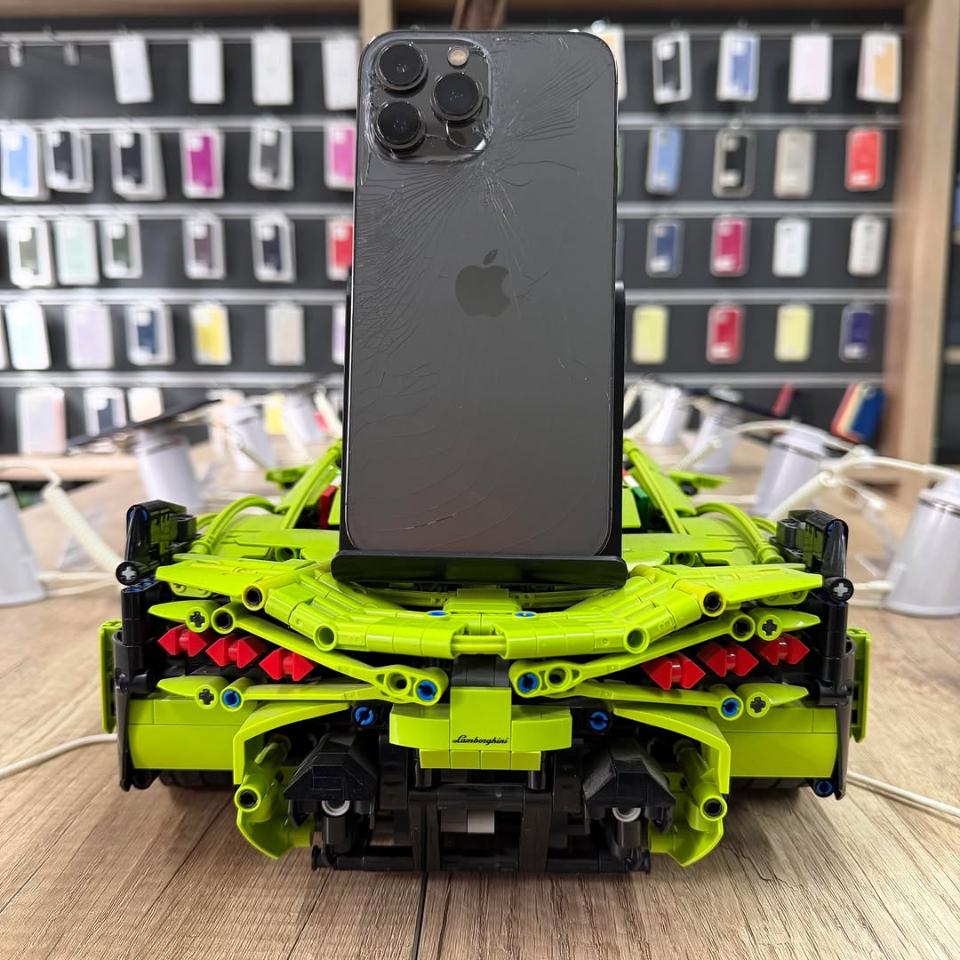 Очистка корпуса iPhone 13 Pro Max перед установкой стекла