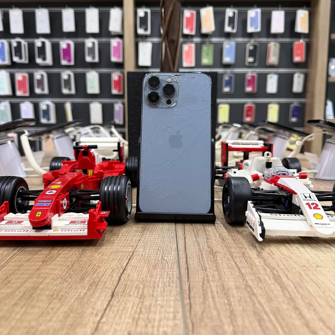 Удаление поврежденного заднего стекла iPhone 13 Pro Max