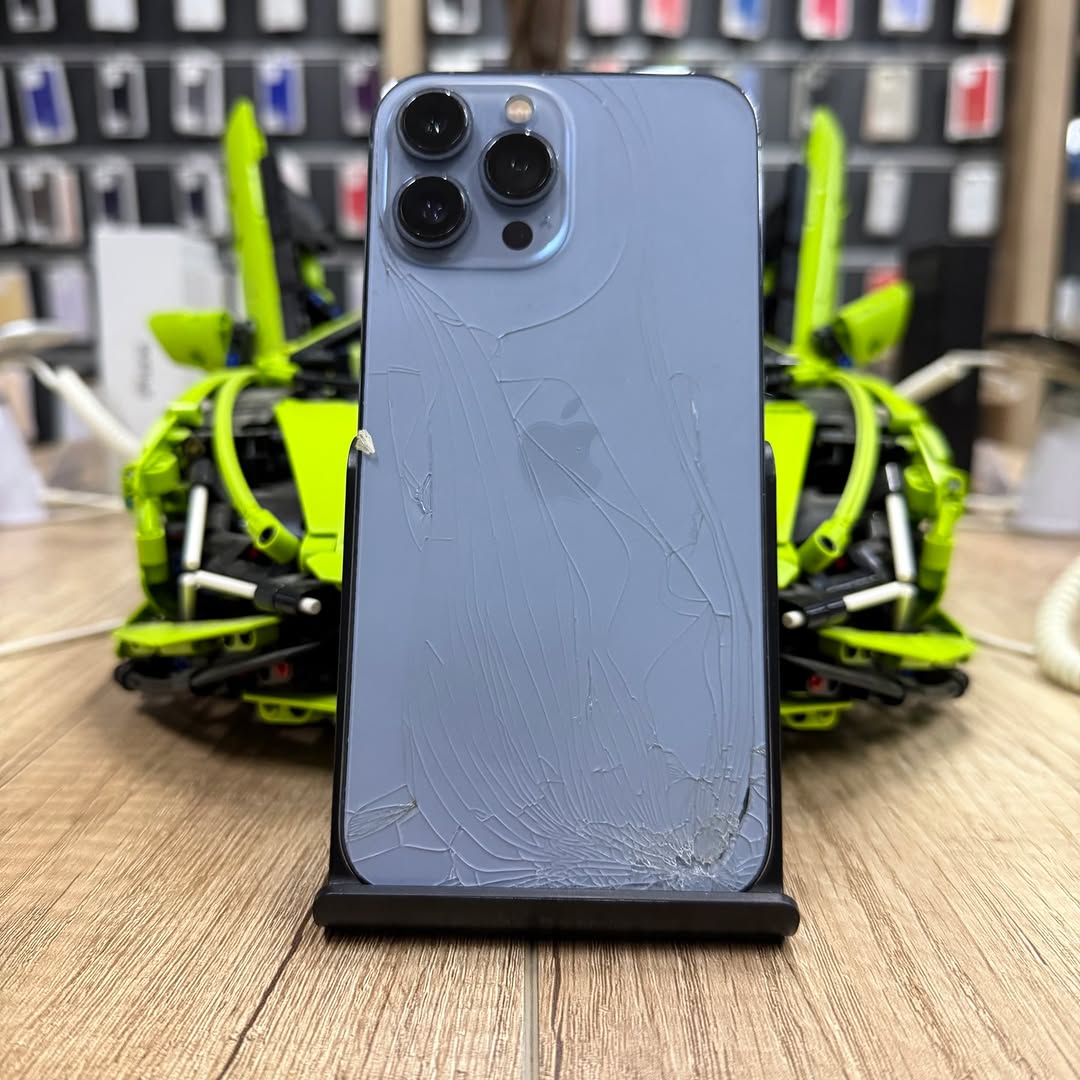 Повреждение заднего стекла iPhone 13 Pro Max возле камер