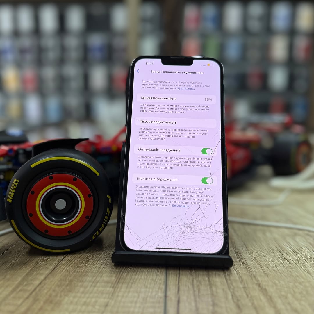 Разбитое стекло iPhone 13 Pro Max до ремонта