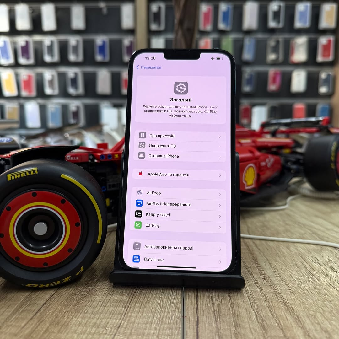 Дисплейный модуль iPhone 13 Pro Max во время замены стекла