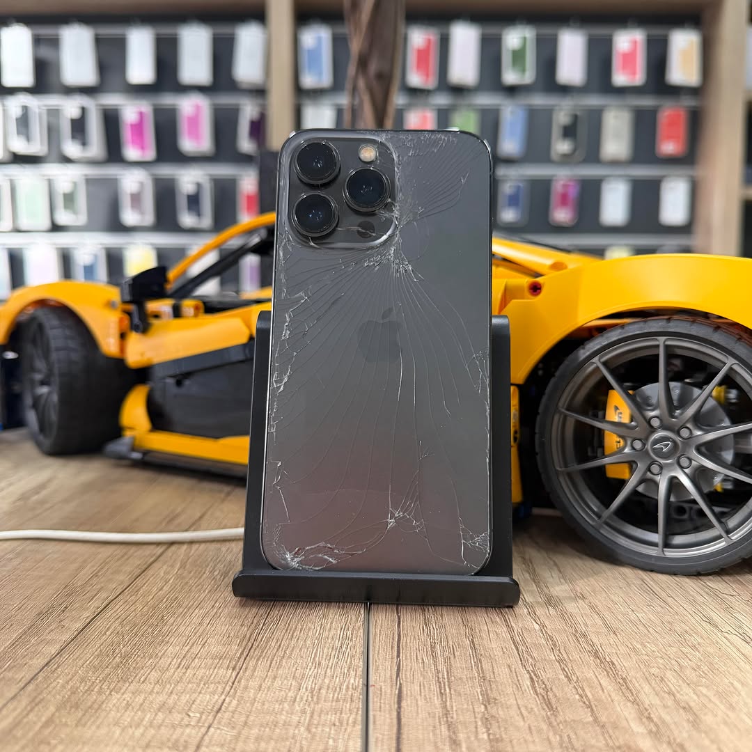 Повреждение заднего стекла iPhone 13 Pro возле камер