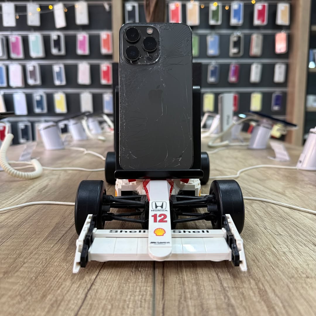Удаление поврежденного заднего стекла iPhone 13 Pro