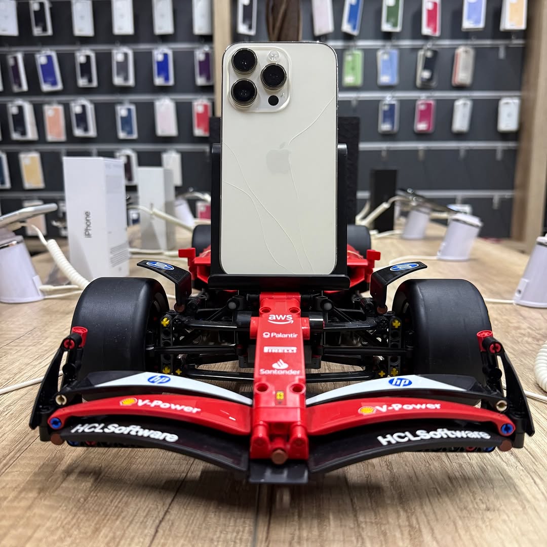 Очистка корпуса iPhone 13 Pro перед установкой стекла