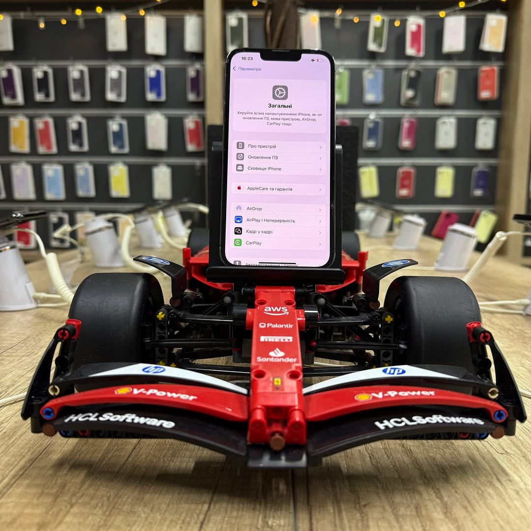 Разбитое стекло iPhone 13 Pro до ремонта