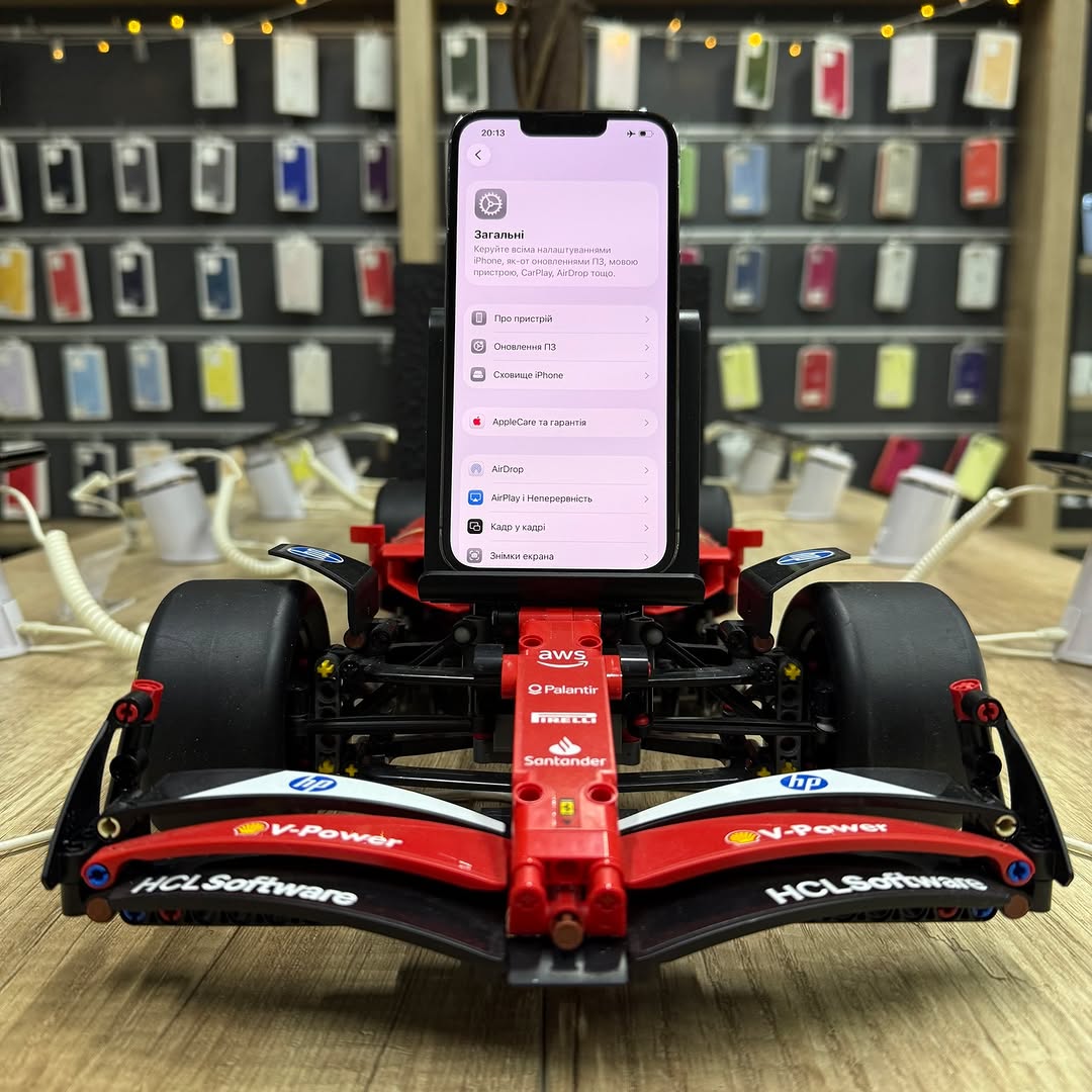 Дисплейный модуль iPhone 13 Pro во время замены стекла
