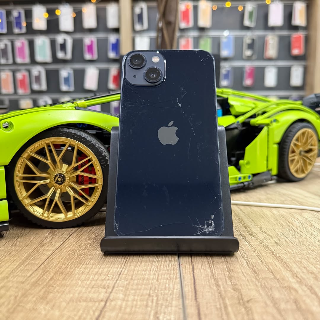 Разбитое заднее стекло iPhone 13 до ремонта