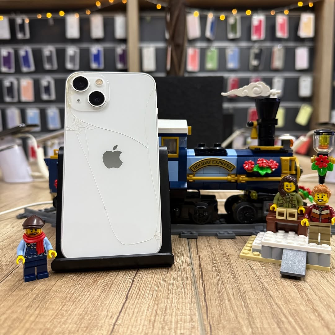 Очистка корпуса iPhone 13 перед установкой стекла