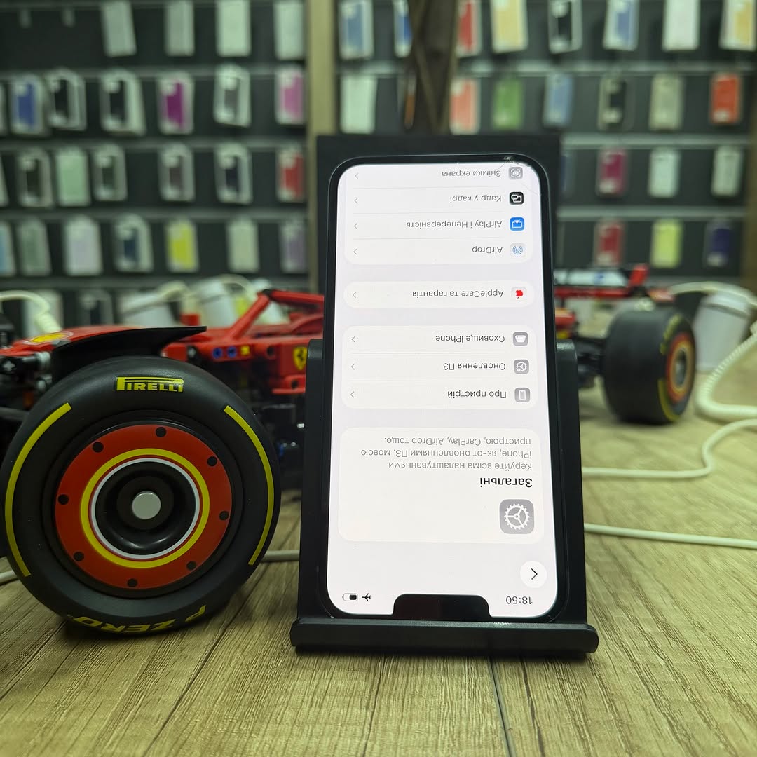 Разбитое стекло iPhone 13 до ремонта