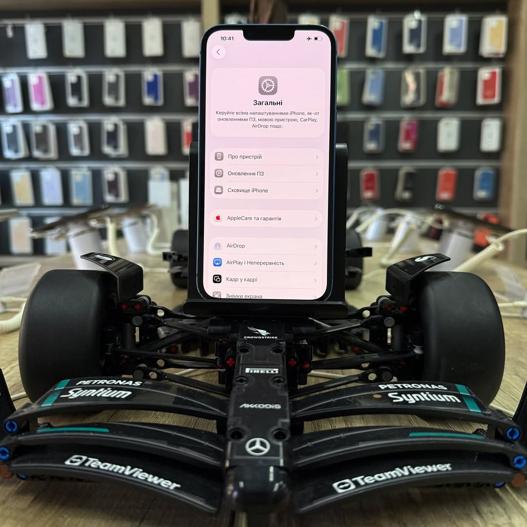 Дисплейный модуль iPhone 13 во время замены стекла