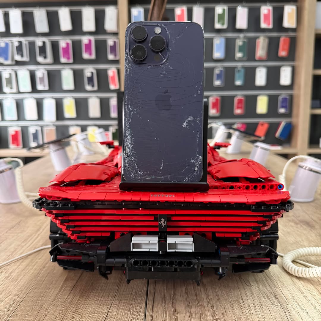Подготовка области камер iPhone 14 Pro к ремонту задней крышки