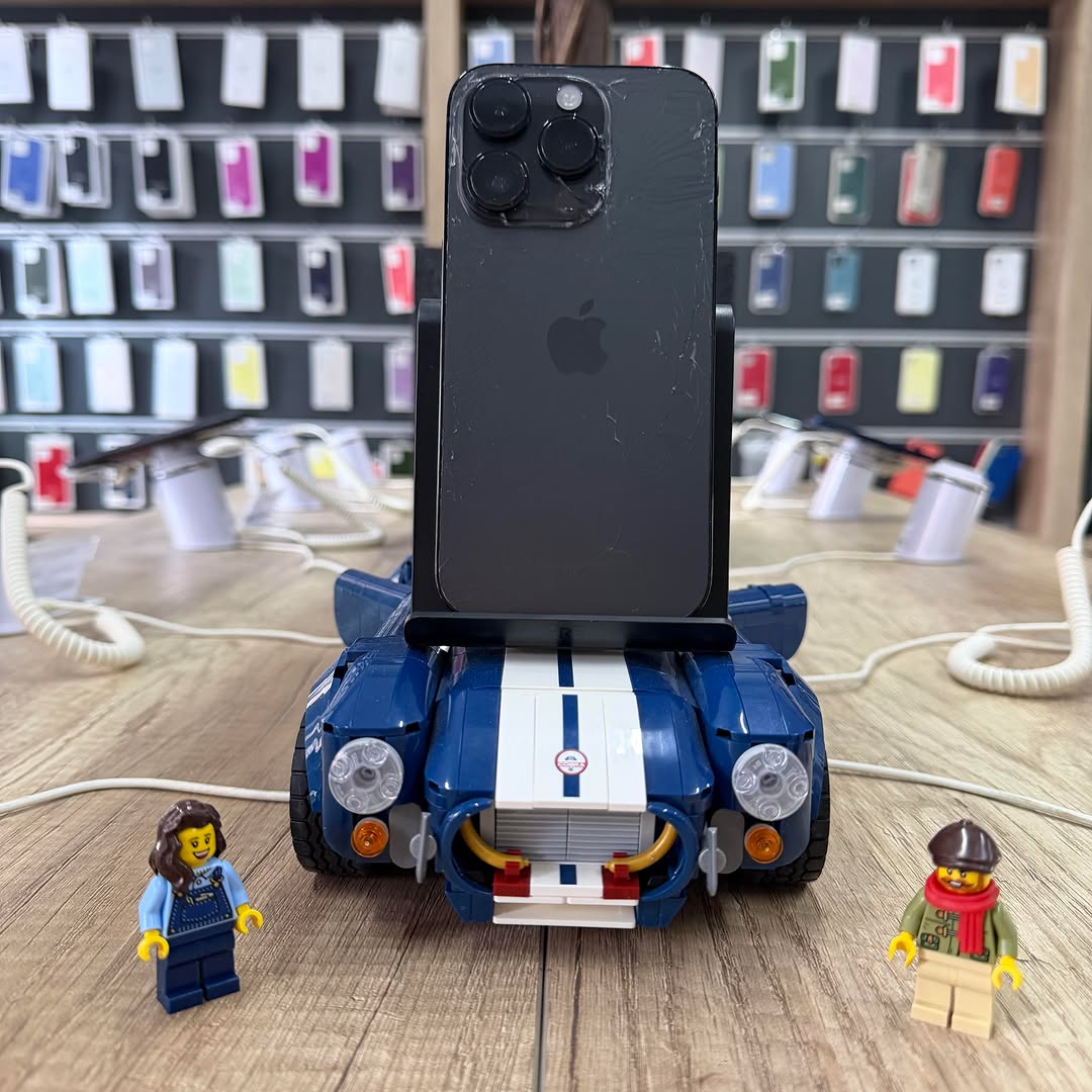 Очистка корпуса iPhone 14 Pro перед установкой нового стекла