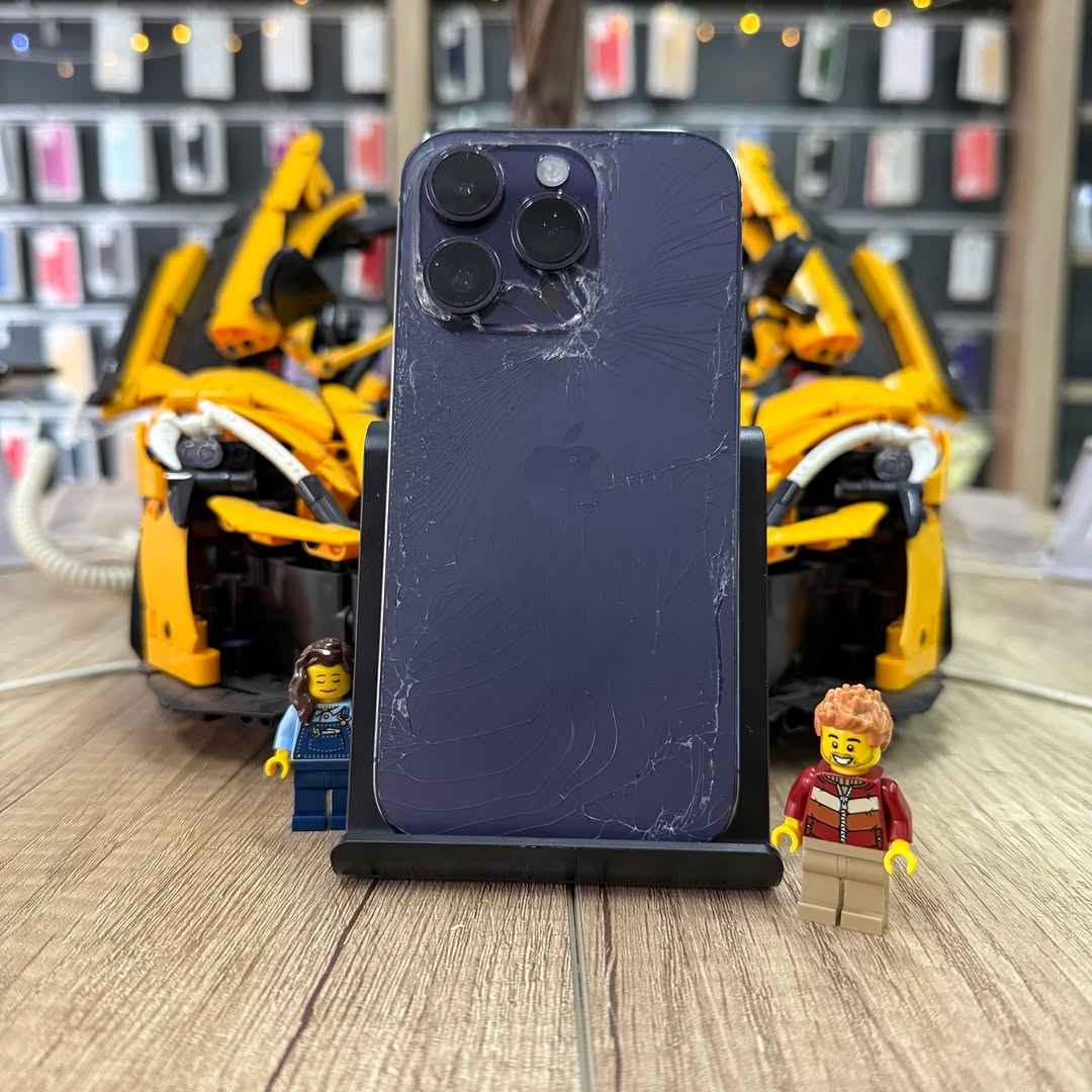 Разбитое заднее стекло iPhone 14 Pro до ремонта