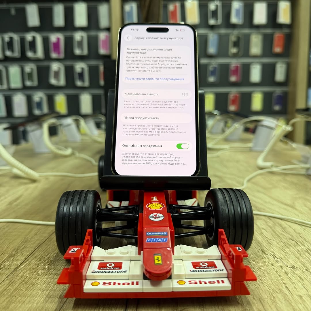 Старый аккумулятор iPhone 14 Pro после демонтажа