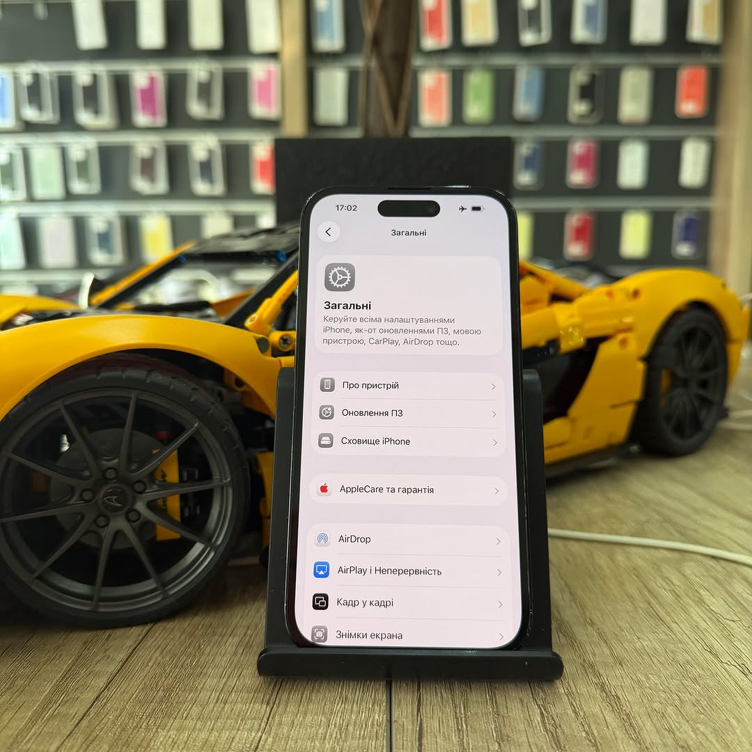 Дисплейный модуль iPhone 14 Pro во время замены стекла
