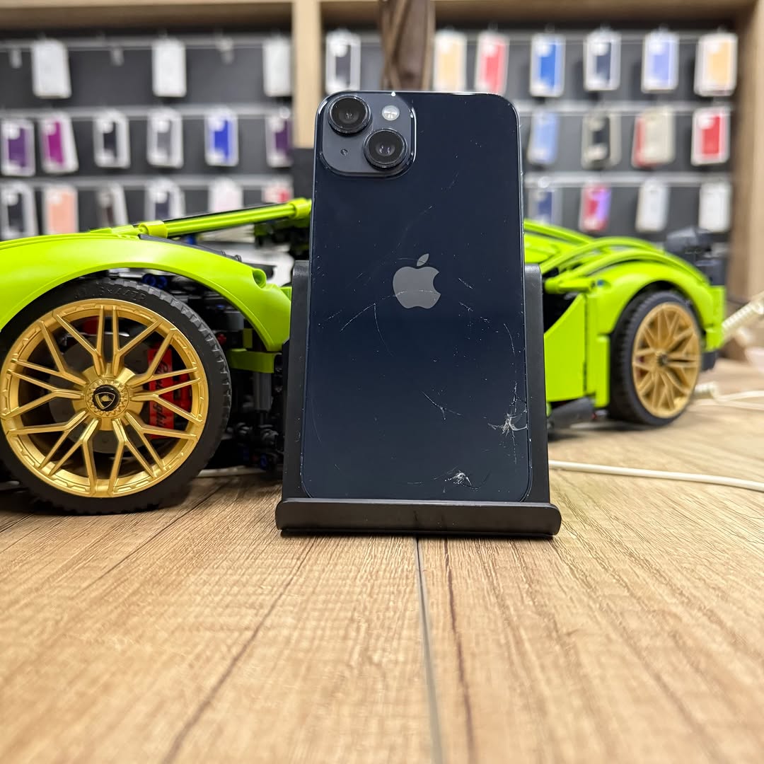 Повреждение задней крышки iPhone 14 возле камер