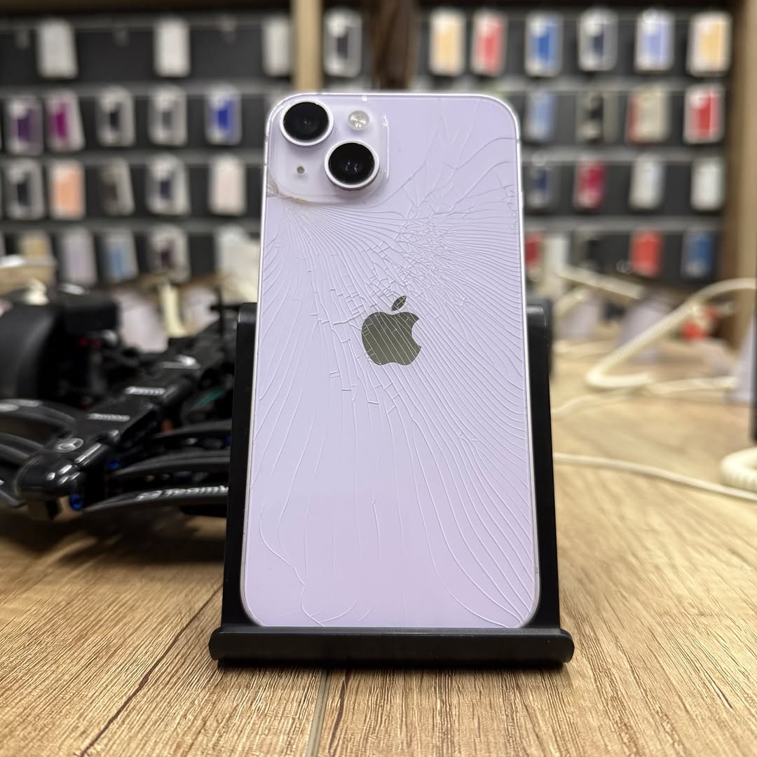 Разбитое заднее стекло iPhone 14 до ремонта
