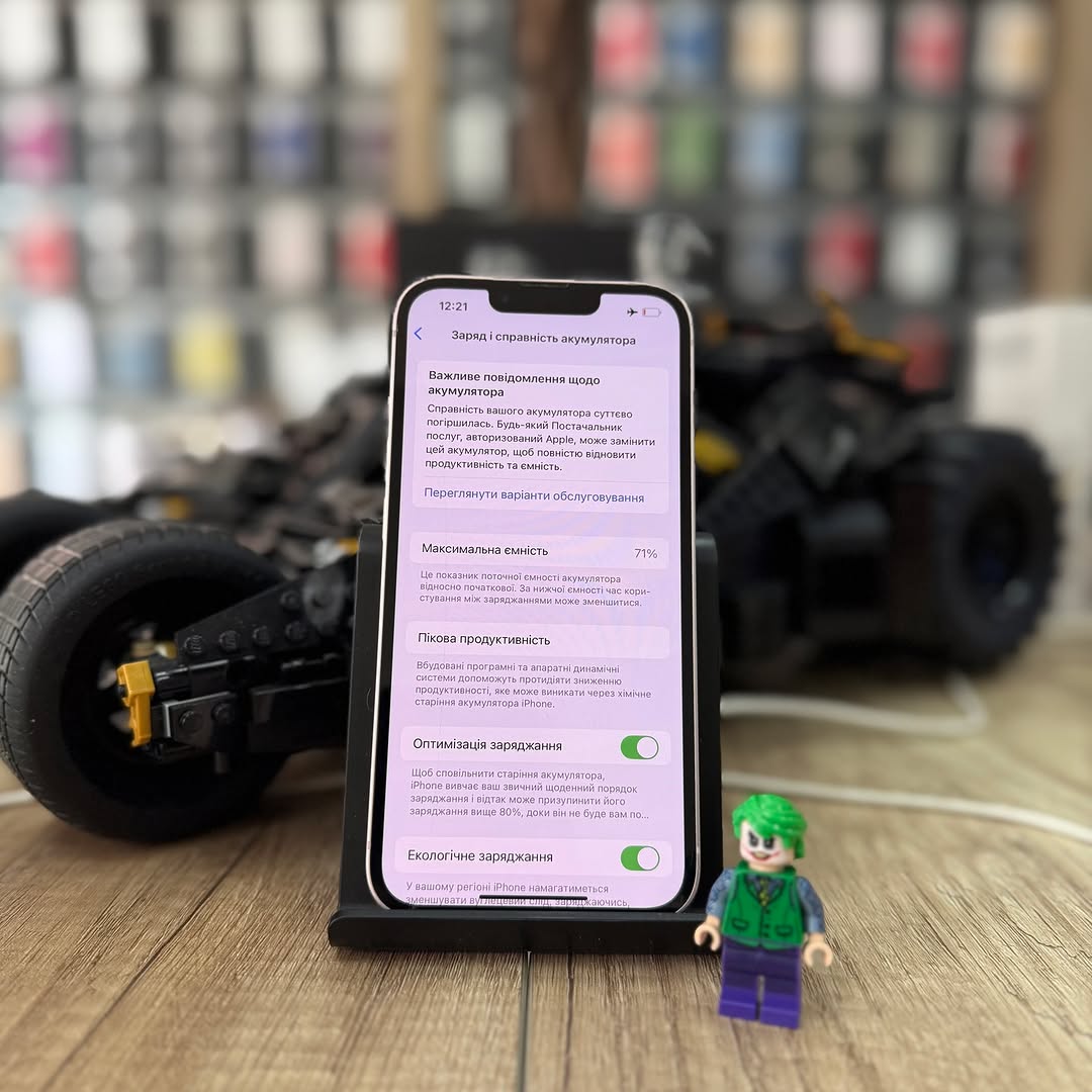 Демонтаж старого аккумулятора iPhone 14