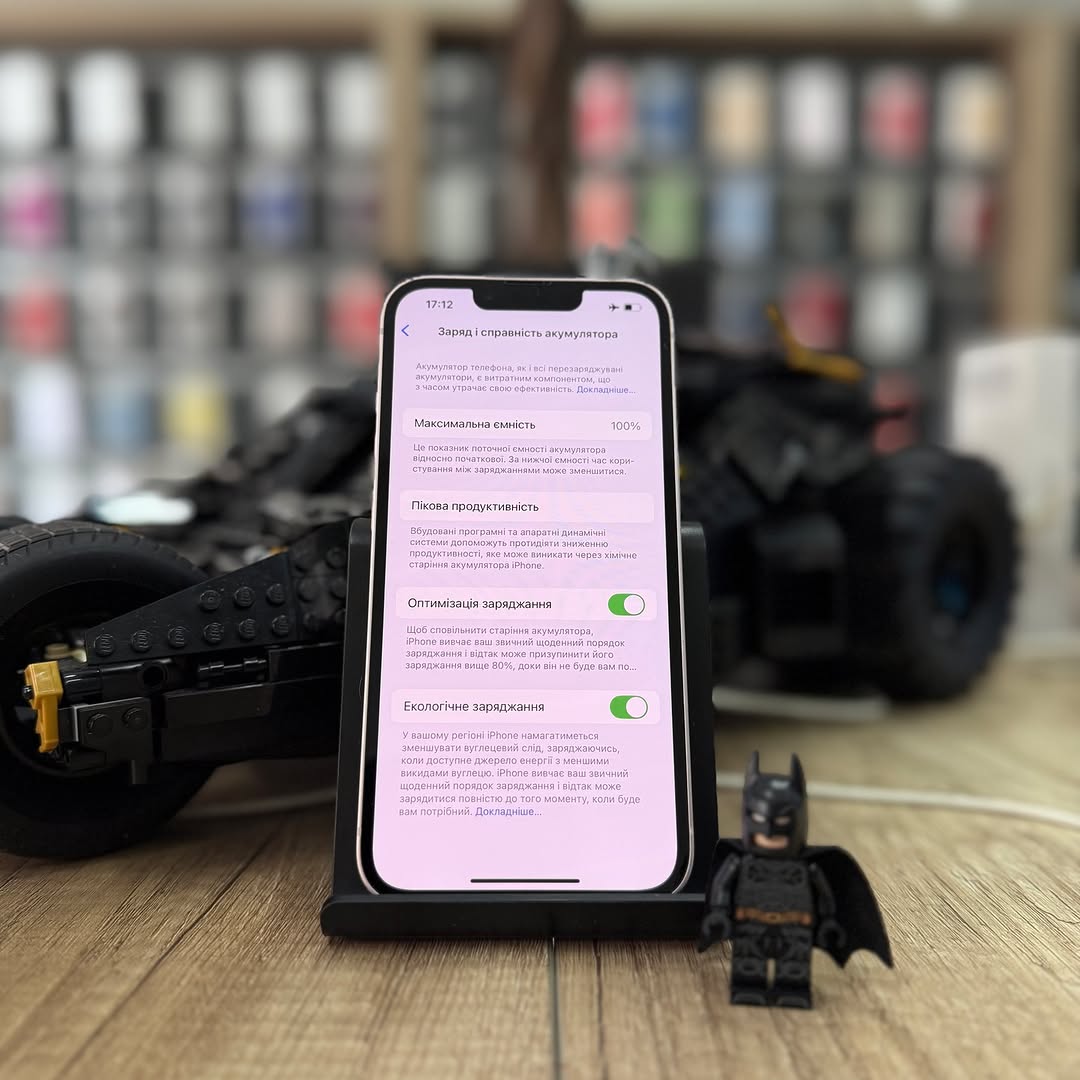 Установка нового аккумулятора в iPhone 14